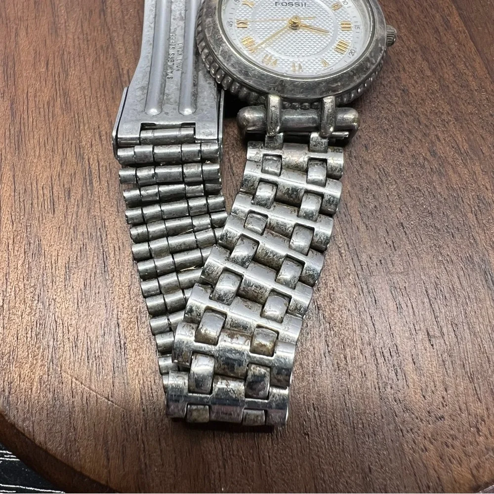 Vintage Fossil Watch Silver Toned White Face Roman Numeral Gold Colored Details‎